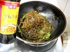 淋入生抽调好味即可盛碟。