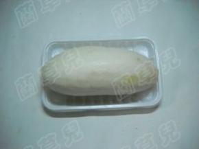 准备好白萝卜，去皮洗净。