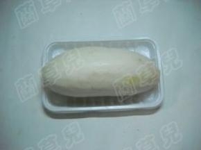 准备好白萝卜，去皮洗净。