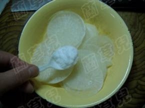 加入盐腌制。