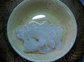 萝卜片腌制出水。