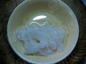 萝卜片腌制出水。