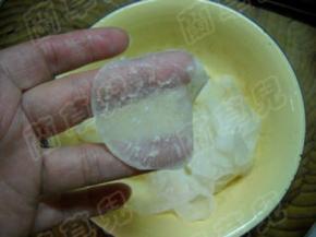 腌制挤净水分后的萝卜片呈透明状。