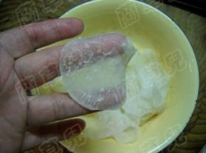 腌制挤净水分后的萝卜片呈透明状。