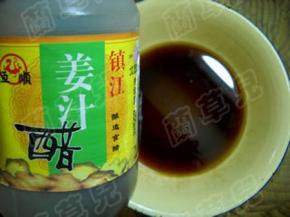 碗中倒入姜汁醋。