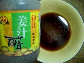 碗中倒入姜汁醋。