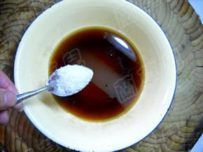 加入适量白糖，调匀成味汁。