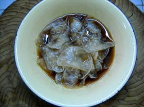 腌制好的萝卜片放入味汁中拌匀。