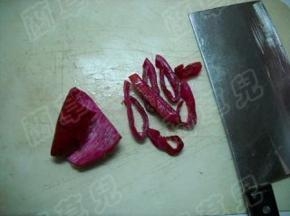 取出果肉另作他用。将皮洗净，切粗条状。