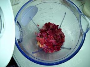 切好的果皮倒入搅拌机中，搅拌成汁。