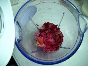 切好的果皮倒入搅拌机中，搅拌成汁。