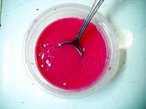 打好的汁倒出，滤掉杂质，加入柠檬汁拌匀。