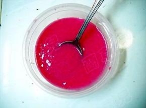 打好的汁倒出，滤掉杂质，加入柠檬汁拌匀。