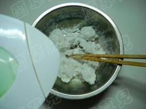 澄粉倒入大碗中，加入沸水，快速拌匀，晾凉。