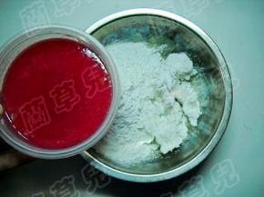 倒入火龙果汁。