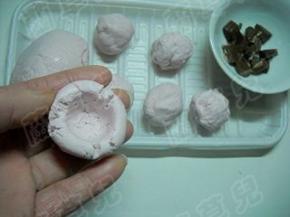 糯米粉团分成若干小剂子；取一份捏成窝状。