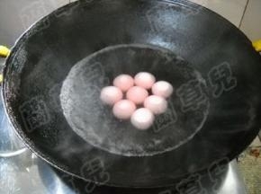 锅中水烧开，下入汤圆生胚，煮开；分三次点入适量冷水，每次再煮开，至汤圆浮起即熟。