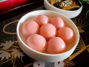 煮熟的汤圆盛入碗中，趁热食用口感最佳。