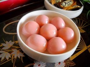 煮熟的汤圆盛入碗中，趁热食用口感最佳。