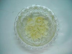 百合提前浸泡一晚上。