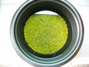 绿豆洗净倒入电饭煲，加入适量冷水。