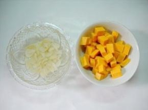 百合洗净、南瓜去皮、洗净、切块备用。