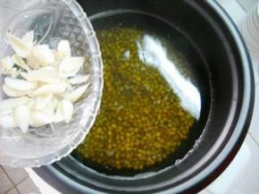 百合倒入电饭煲，炖10分钟。