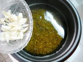 百合倒入电饭煲，炖10分钟。