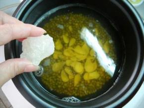 加入冰糖，炖5分钟。