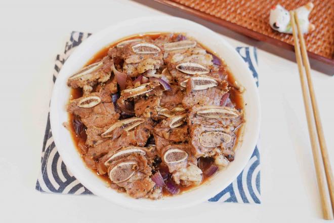 土豆紫洋葱蒸黑椒牛仔骨