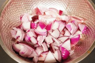 紫洋葱去老皮滚刀切块放入料理盆里