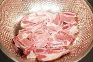 牛仔骨按骨头眼儿切开，放入料理盆里