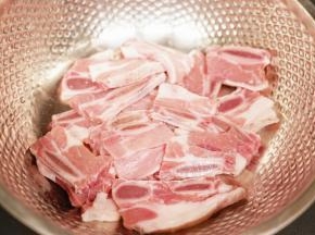 牛仔骨按骨头眼儿切开，放入料理盆里