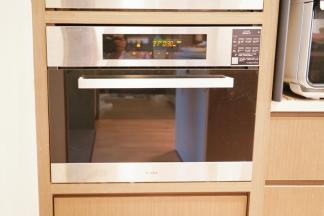 蒸箱的水壶添入适量清水，按蒸肉键以100摄氏度预热