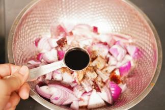 在洋葱牛仔骨上磨入黑椒碎，勺入1中勺盐和2大勺生抽，抓拌均匀后盖上保鲜膜放入冰箱冷藏室腌制2个小时