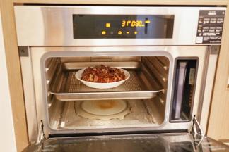 把牛仔骨放入预热好的蒸箱里蒸30分钟即可