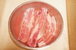 牛仔骨用清水洗净后放入清水里浸泡半小时