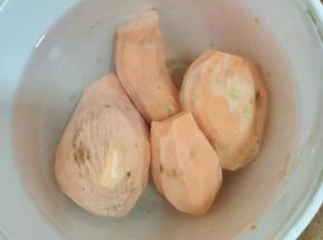 红薯清洗干净，放在盐水中浸泡10分钟！(因为我婆婆买的红薯皮有的烂了，所以我把皮削了！你们买新鲜的红薯就没有必要削皮哦！红薯要选择细长的小红薯，容易熟！)