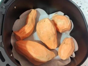 空气炸锅铺上油纸，把红薯沥干水分，放进去！(也可以根据自己的喜好，把红薯包上锡纸放进去烤！)