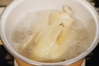 焯熟中途要把老母鸡翻面焯烫