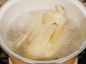 焯熟中途要把老母鸡翻面焯烫