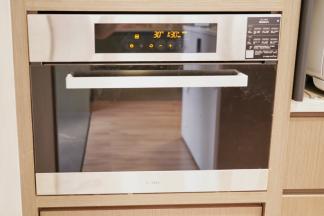 蒸箱的水壶里装满清水，按蒸肉功能键，以100摄氏度预热