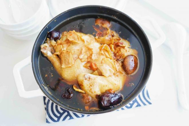 花胶洋参老母鸡汤煲