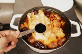 把蒸炖好的鸡汤取出，勺入2大勺轻盐牡蛎酱油即可