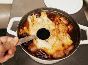 把蒸炖好的鸡汤取出，勺入2大勺轻盐牡蛎酱油即可