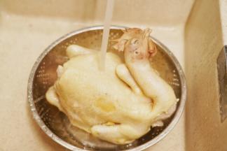 把焯烫好的老母鸡用清水冲洗去表面的血沫