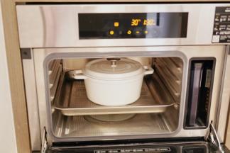 把老母鸡煲放入预热好的蒸箱里蒸90分钟