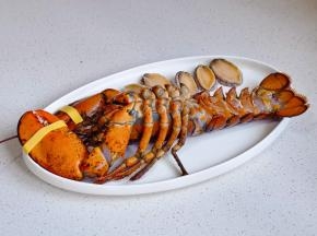 龙虾，鲍鱼刷干净。