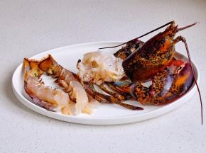 尾部一切二，去掉鳃，清洗干净。