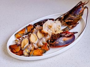 小鲍鱼肉放在虾肉上。